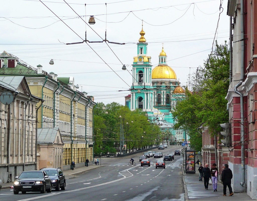 улицы москвы с церковью