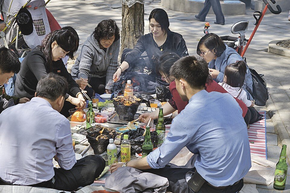     «Мировое правительство» готово обеспечить миллиарду человек уровень жизни, как в Южной Корее. Еще три миллиарда смогут жить, как в Северной Корее. Куда девать еще четыре миллиарда людей - не уточняется.  Shutterstock