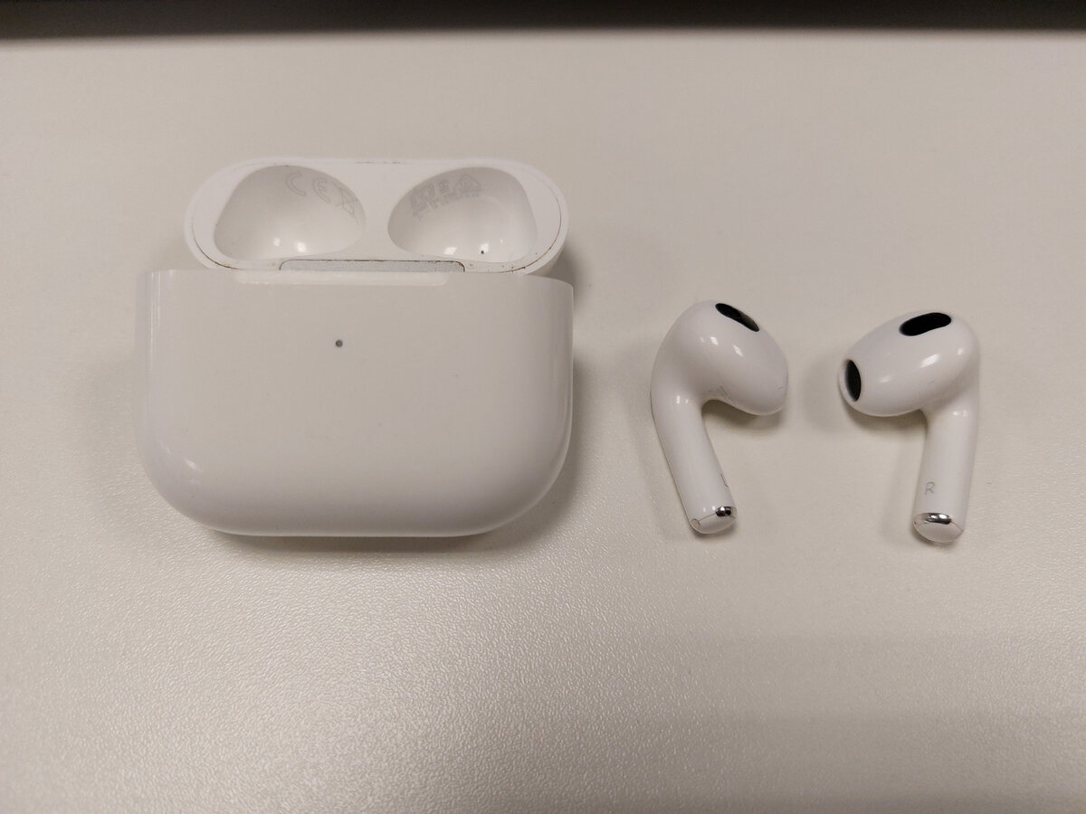 Раньше я бегал в AirPods 2 и они кажется мне более удобными с точки зрения формы. Тем не менее, и это поколение не выпадает из ушей после 15 км бега