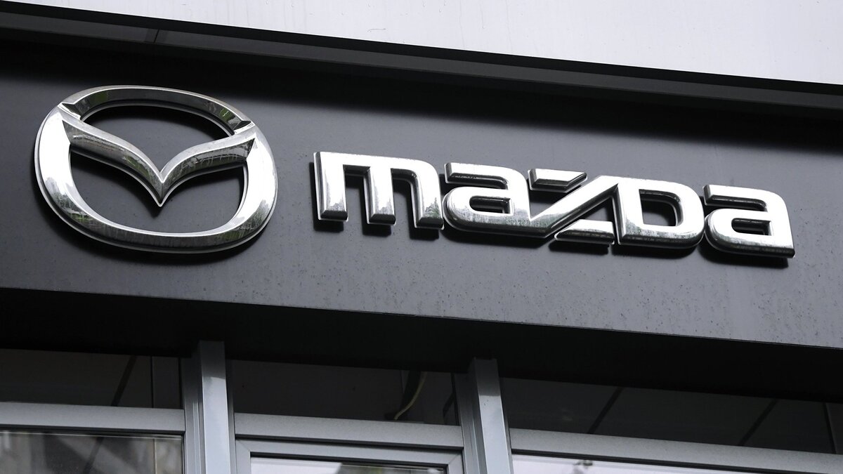    Логотип компании Mazda на фасаде автосалона в Москве© РИА Новости . Илья Питалев