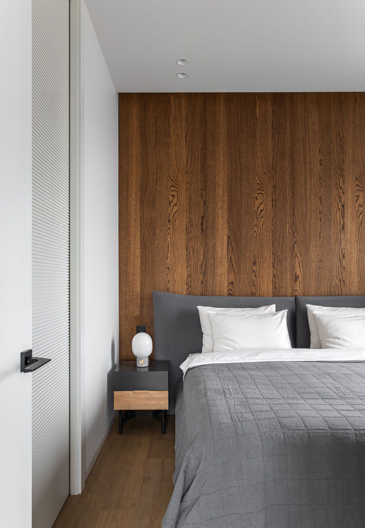 Спальня в квартире по дизайну Ольги Лагодной, студия BALCON. Настольная лампа JWDA Concrete, серая – designboom.ru.