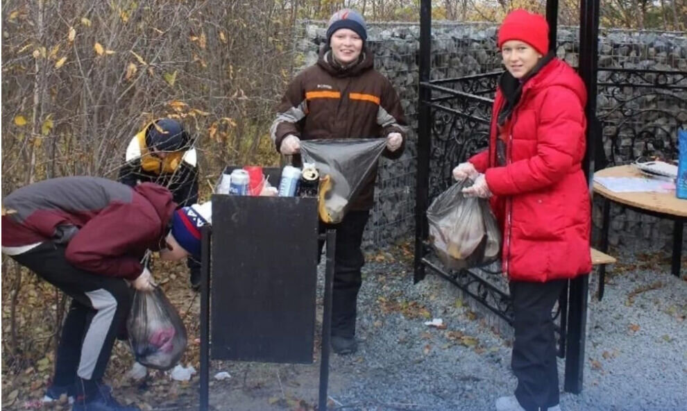    В Салехарде школьники очистили замусоренную территорию новой мангальной зоны