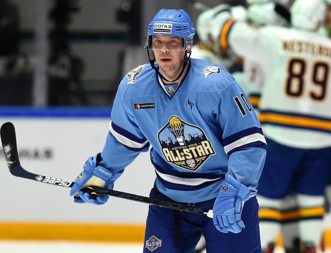 С загибом Мозякин удобнее всего контролировать шайбу