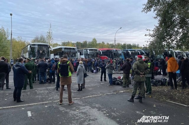    Более 10 автобусов с прикамцами выехали из Перми в учебный центр Свердловской области. Фото:  АиФ/ Татьяна Титова