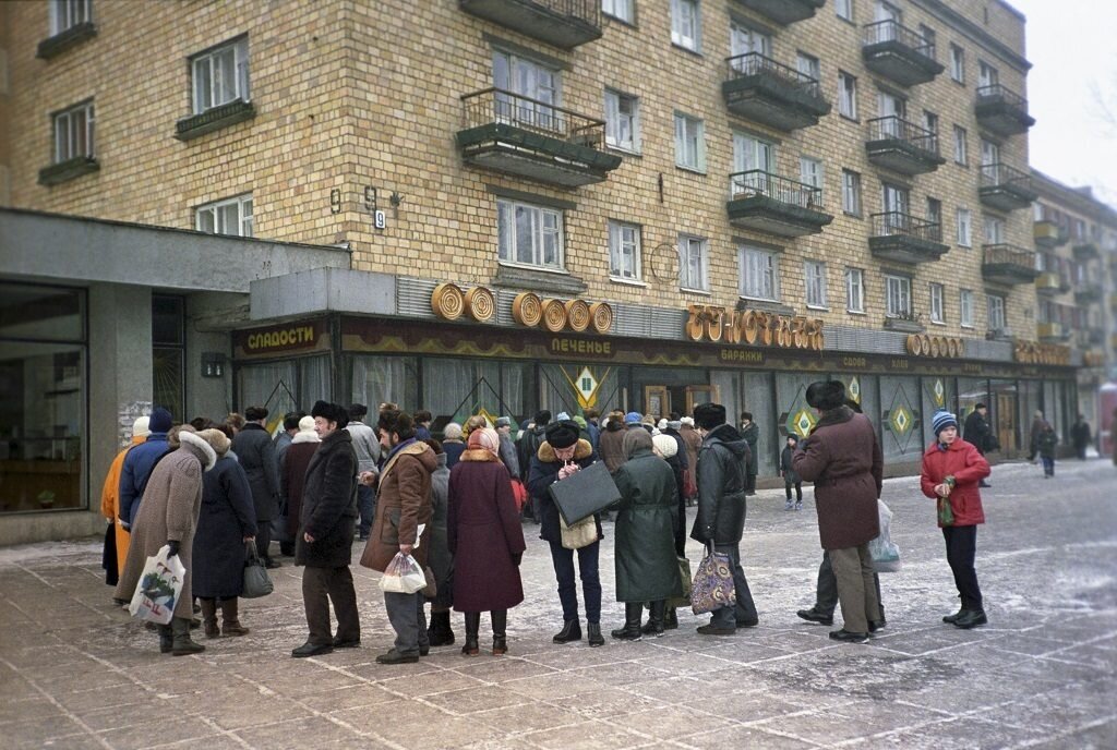 Булочная на улице Чкалова, Минск. 31 декабря 1991 года. Фото: РИА «Новости» / Юрий Абрамочкин