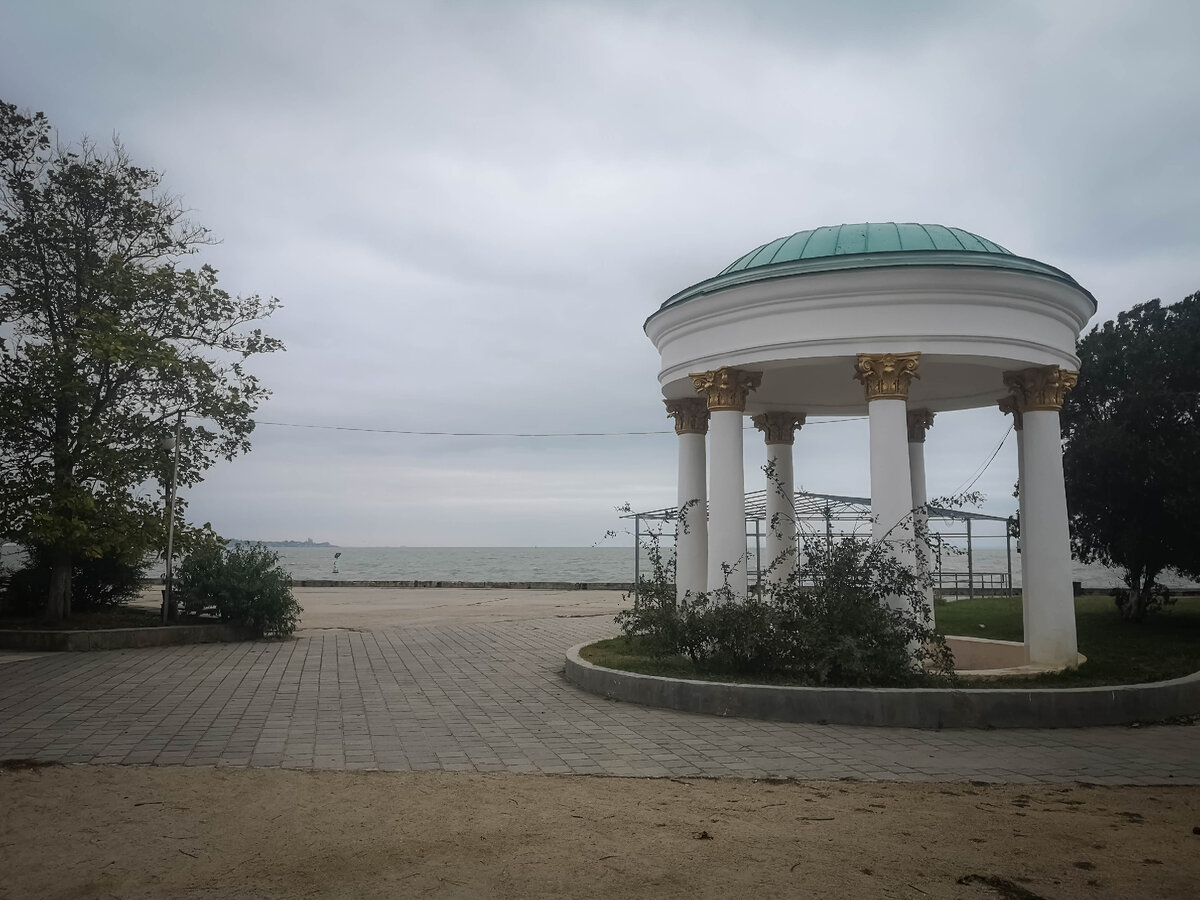 Прогулка по Керчи начинается с пляжа даже в октябре