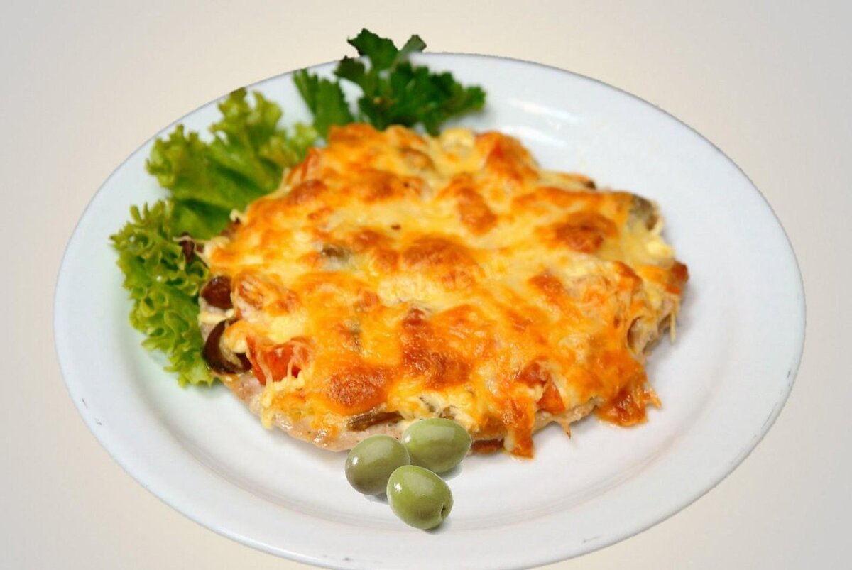 Мясо по-французски — известное и невероятно вкусное блюдо, знакомое каждому с детства. Это кусочки свинины с картофелем или другими овощами под «шапкой» из жирного майонеза и тянущегося сыра. Такое блюдо многие готовят исключительно к праздничному столу или для семейного воскресного обеда или ужина, что и вовсе не удивительно, ведь кушанье получается настолько вкусным, что мгновенно разлетается с тарелок! 