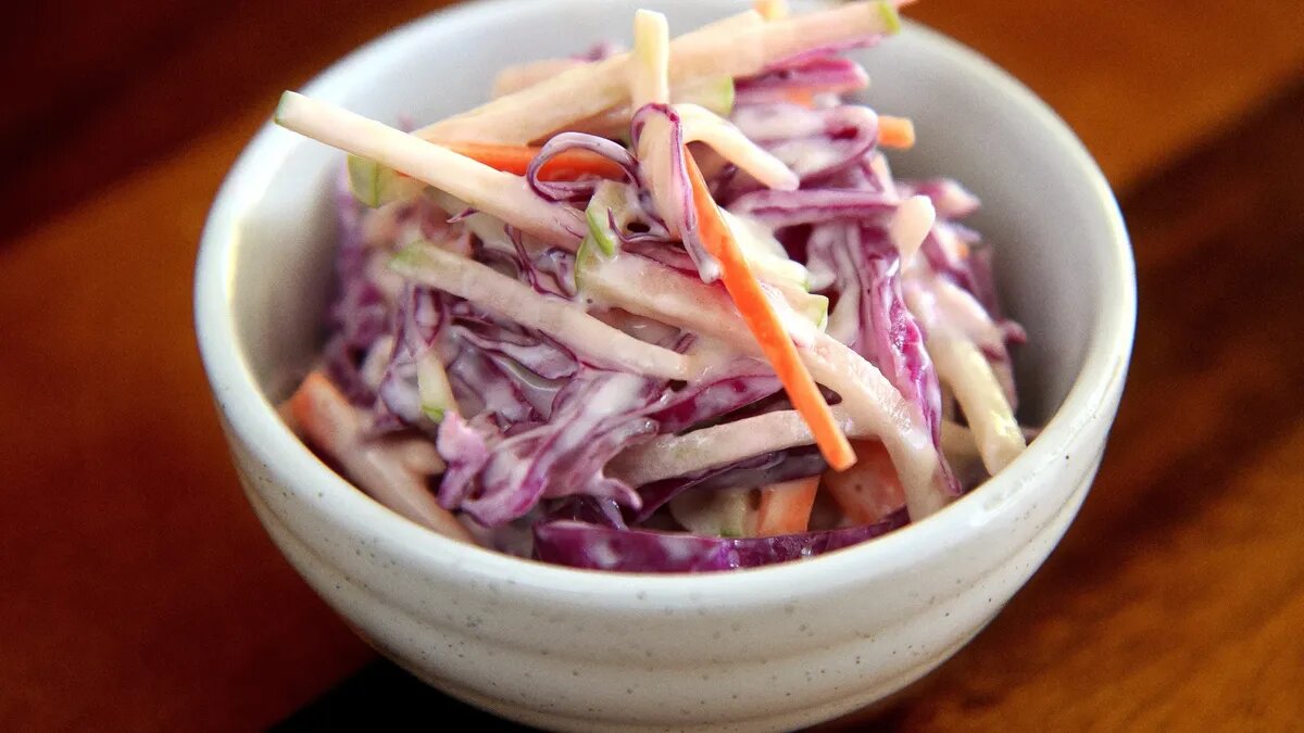 Салаты из капусты, моркови и других овощей. Фото: www.piqsels.com