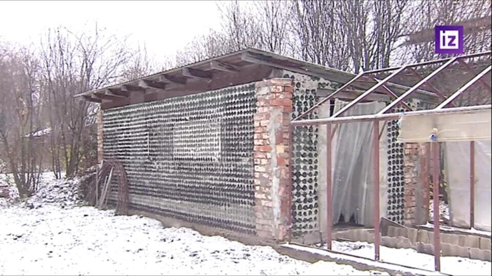 Житель Перми построил дом из бутылок от советского шампанского
