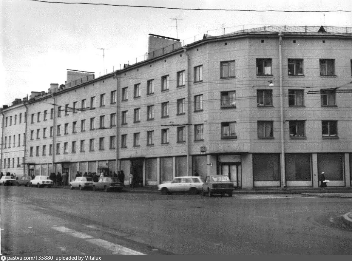 Магазин "Берёзка" на набережной Макарова в Ленинграде. Никаких вывесок, никакой рекламы. Но те, кому надо, знали о существовании этого магазина. В нём всегда была толпа покупателей.