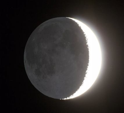 Новолуние – это всегда приближение растущей луны. Происходит процесс ухода задач предыдущего лунного месяца и рождаются задачи нового лунного месяца. Всё, что относится к сфере влияния каждого конкретного новолуния, с большой вероятностью будет расти, а не уменьшаться (как при убывающей луне). Это всегда старт для чего-то нового.  Новолуние 5 мая 2019 года – денежное и любовное! Будет проходить в знаке Тельца земной стихии Задачи месяца простые, земные. 
Задача до 5 мая – завершить какие-то процессы предыдущего месяца, а с 5 мая 2019 года с чистыми душой и сердцем приступить к реализации задач нового лунного месяца. 
Новолуние – соединение двух светил Солнца и Луны в одном градусе. При их соединении в земной стихии нужно задуматься о своих талантах. Многие люди, обладая талантами, по каким-то причинам не хотят его реализовывать. Так начинайте! Новый лунный месяц - отличный шанс для невероятного успеха! Не стойте на месте. Это прекрасный старт для новых проектов и развития уже существующих.
Новолуние будет напрямую влиять на расширение денежной сферы, заложит фундамент в новых денежных вопросах и перспективах их развития. Месяц важен для улучшения материального положения. Нужно бросить семя в землю, которое в дальнейшем будет прорастать. 
Новолуние может повлиять на расширение потенциала источников доходов, как имеющихся, так и новых. То есть, если вы планируете изменение сферы деятельности и находитесь в поиске работы, то новолуние 5 мая 2019 года обязательно поможет найти хорошую денежную работу. Будет ли она «по душе» - выбор только ваш. Ведь новолуние, вероятно, предложит не один вариант занятости. Правильный выбор может изменить жизнь в лучшую сторону! 
Для тех, кто не планирует перемену места работы, новолуние приближает вероятность повышения заработной платы или новой более высокой должности.
Для тех, кто не работает и не планирует искать или выходить на работу, тем новолуние обещает привнести новые денежные поступления через партнеров. Такими могут быть супруги, родители, братья, сестры и другие лица из окружения.
Но конечно же «под лежачий камень вода не течет» и если усилия к улучшению материального положения не прилагались, то и источник не откроется. Выход есть: уже сейчас встать с дивана и отправить во Вселенную запрос, подкрепив его действиями. Например, разместить резюме, купить лотерейный билет, озвучить начальнику необходимость повышения заработной платы, правильно аргументировав такую необходимость. Вариантов масса. Главное – действовать.
Совет! Влиянию могут подвергнуться и заемные денежные средства. То есть, если вы подали заявку на кредит, то она на 99% будет одобрена. Если подали несколько заявок, то одобрены могут быть все. А это несет риск того, что в дальнейшем вы не сможете расплатиться по всем обязательствам сразу, ведь они могут быть баснословно велики. Нужно очень бережно относиться к деньгам, ведь они любят счет. Деньги не допустят небрежного или безответственного к ним отношения и могут обидеться. А значит, если берете обязательства на себя, то контролируйте их размер!
Будет успешно проходить покупка новых желаемых предметов в дом. Эти предметы в дальнейшем будут привносить в жизнь только позитивные эмоции.
Тельцом управляет Венера, а Венера – это любовь, творчество, счастье. А значит в этот период нового месяца актуально решение задач, связанных с любовными вопросами и вопросами красоты. Начинайте новую главу своей книги в вопросах красоты и ухода за собой. Дела будут двигаться быстрее и успешнее. Высока вероятность новых знакомств и укрепления взаимоотношений. Не бойтесь коммуникаций, идете легче на контакт. Улыбка решает всё!
Итак, план действий!
- определить «что делает меня счастливым в материальном плане?»;
- определить «что нужно сделать для улучшения внешнего вида?»; 
- определить «что делает меня счастливым во взаимоотношениях?»;
- определить «что делает меня счастливым в творчестве?»;
- поставить цели в первый час первого лунного дня (планируем своё будущее; пишем цели на месяц и визуализируем их);
- подойти к жизни с позиции реализма и терпеливо идти к своей цели;
- провести ритуал на привлечение денег.
