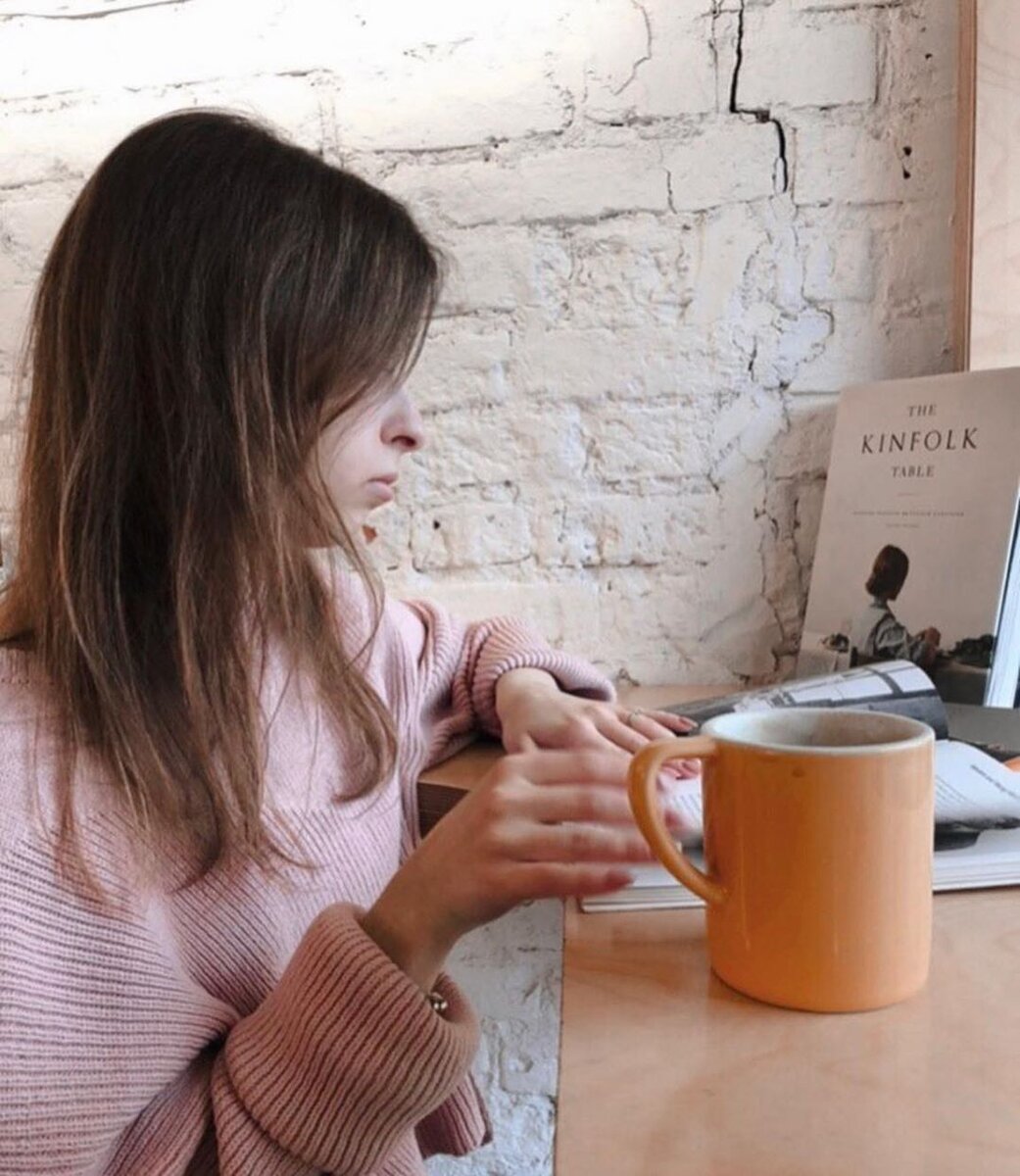 На фото я в кофейне рассматриваю журнал