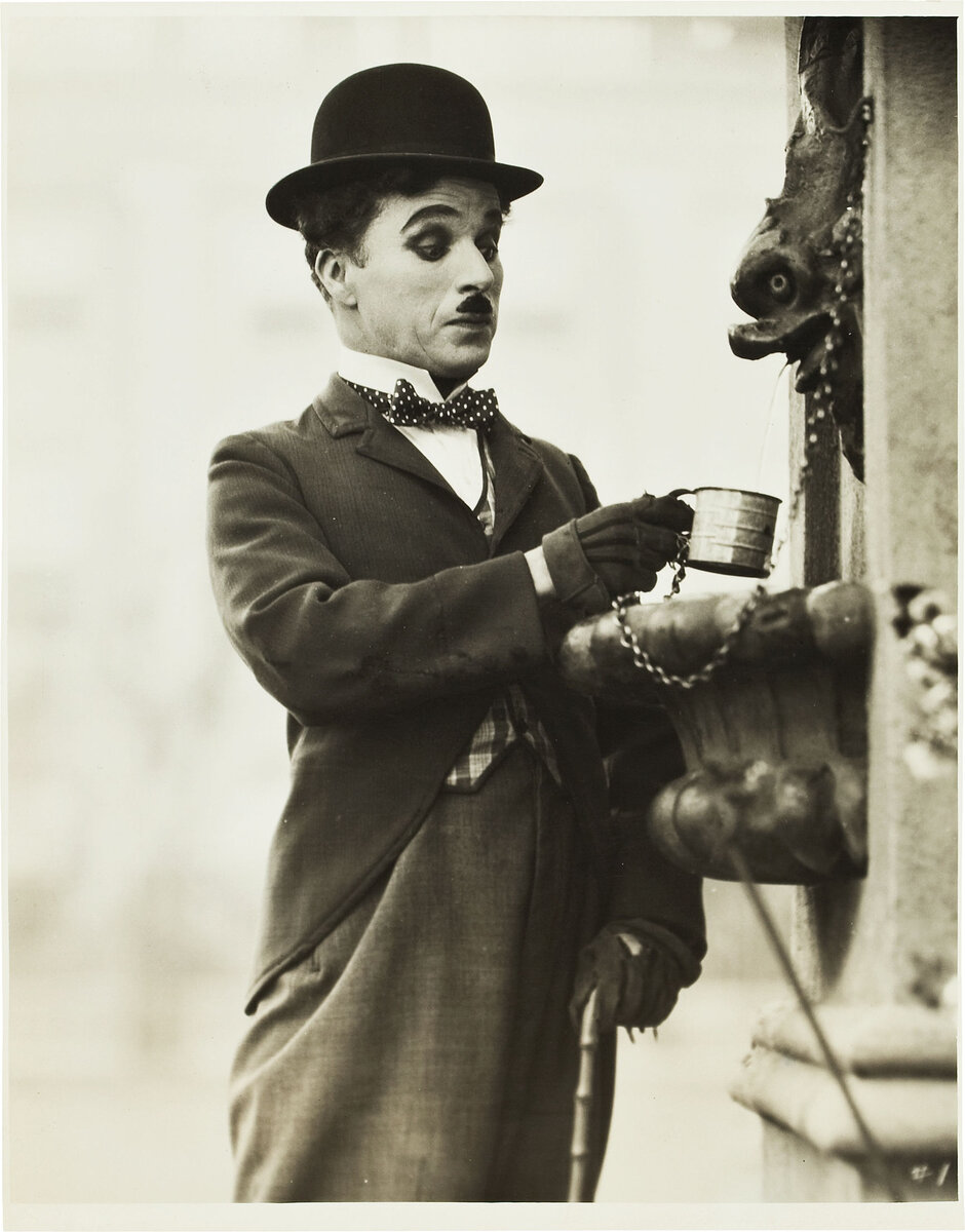 Источник фото: https://hortus.ru/wp-content/uploads/2019/03/002-charlie-chaplin-theredlist-1.jpeg