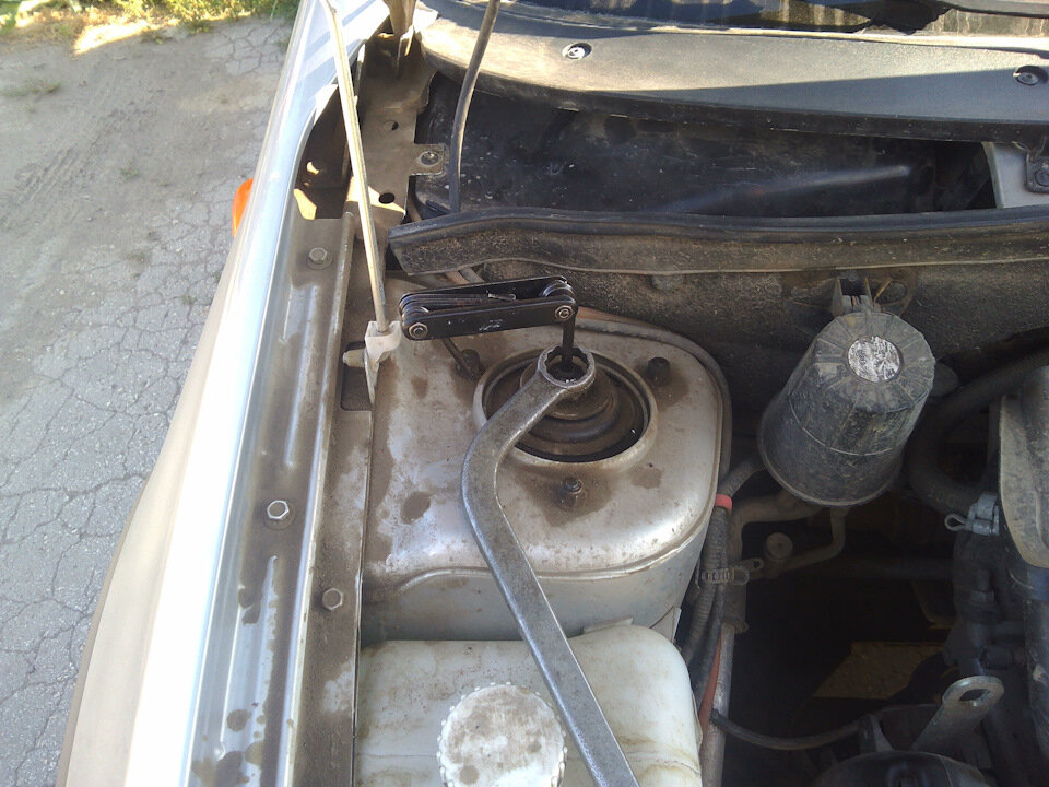 Полный размер2.
Ну как ослабил, сначала понял что ключа на 22 у меня нет в тревожном чемоданчике Кросса. Поэтому пришлось идти к дому, порядка 200 метров, чтобы взять в шестёрке необходимое. Взял, на всякий случай ещё охапку ключей.
Открутил болт стойки стабилизатора, чтобы стойка могла уйти вниз. По рекомендациям ютюбаинтернета, подставил второй домкрат под шаровую и поднял стойку. Тут, как говорят в интернетах, нужно накинуть стяжки пружин и немного их сжать. Но… То ли стяжки у меня не той системы, то ли пружины у Кросса, короче ничего не получалось. Резьбовая часть стяжки упиралась в стакан и отказывалась сжимать пружину. Как только я их не крутил, не выходит и все тут. То упирается, то хода не хватает.