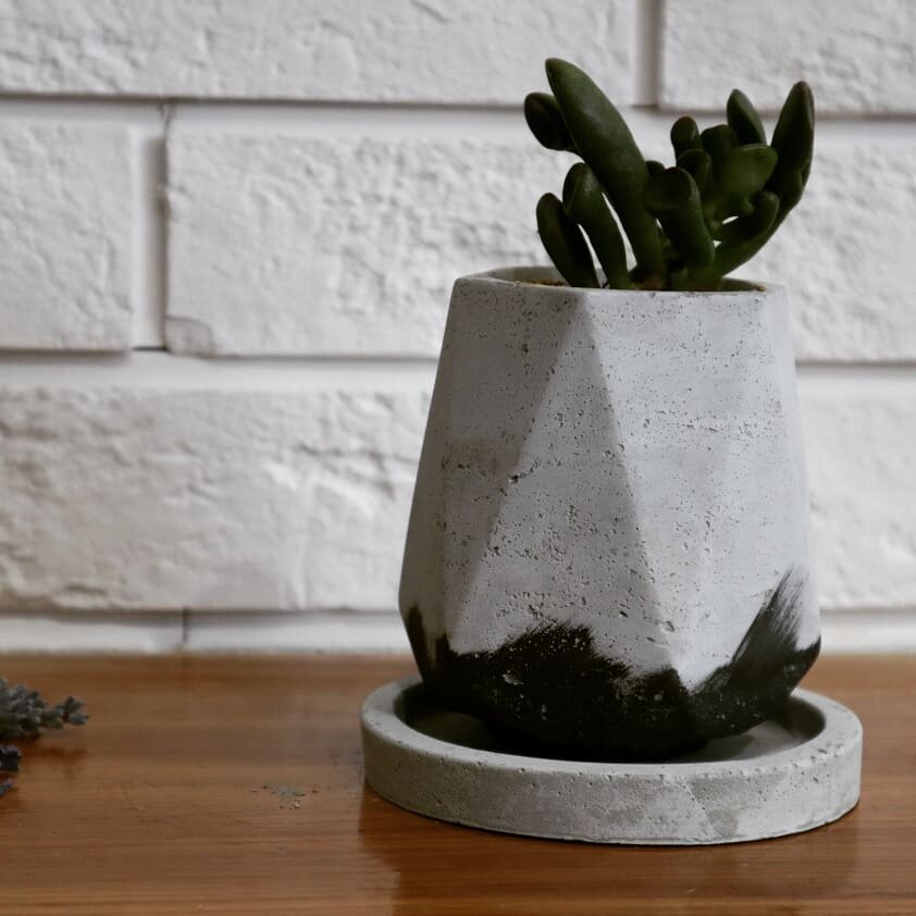 Горшок, выполненный в домашних условиях с помощью силиконовой формы