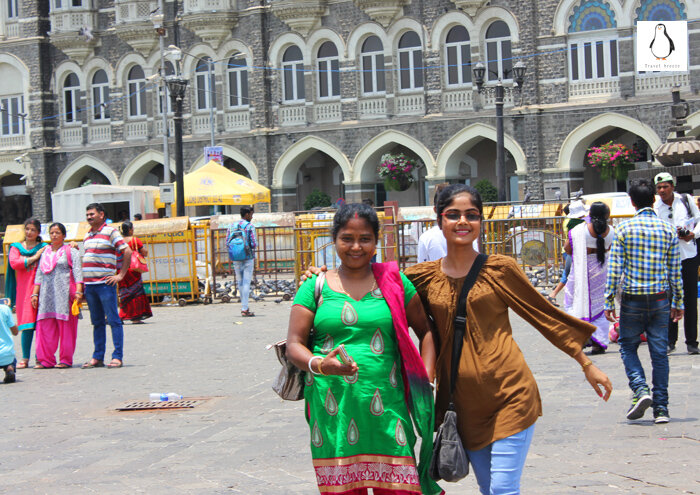 Девушки позируют для фото возле Тадж-Махал, Мумбаи.