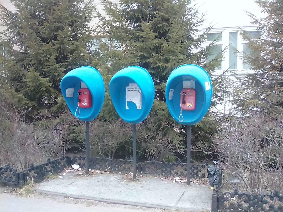 Налицо обилие мусора. Даже не смотря на то что его убирают.