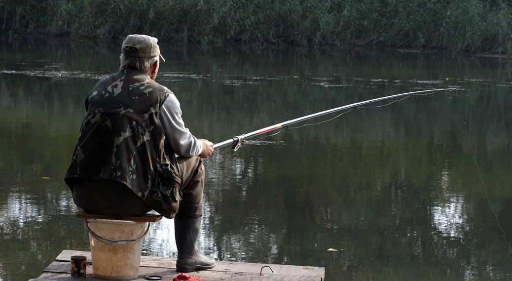 Should fishing. Рыбак на рыбалке. Рыбак спиной с удочкой. Рыбак со спины. Мужик с удочкой.