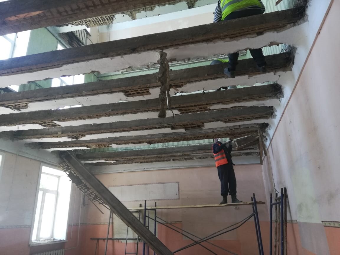 В Белогорске в основном здании школы №11 ведутся ремонтные работы. В Управлении капитального строительства рассказали, что 19 июня подрядчик заступил на второй этап работ - началась разборка перекрытий между первым и вторым этажом. - Сейчас практически разобраны все перекрытия, за исключением несущих балок по кабинетам 2 этажа. Перекрытия между вторым и третьим этажом были разобраны в мае, - рассказала начальник Управления капитального строительства Татьяна Савченко. - Потребуется еще несколько дней для того, чтобы закончить демонтаж. Ждем доставку металлических балок. Параллельно на замену кровли заступит отдельная бригада. После того как перекрытия между этажами будут полностью заменены, строители приступят к внутренней отделке помещений. Пока все идет по установленному плану. Нам поставлена задача закончить капитальный ремонт школы к 1 сентября. Будем очень стараться.  http://belogorck.ru/novosti/segodnya-v-gorode/36529-vtoroj-etap-remontnykh-rabot-nachalsya-v-shkole-11-belogorska
