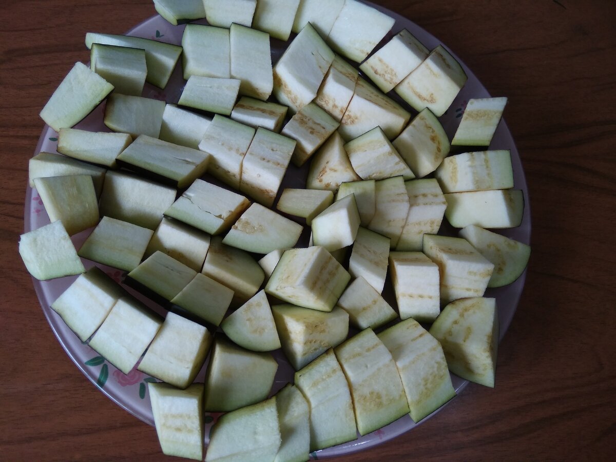 нарезаем баклажаны