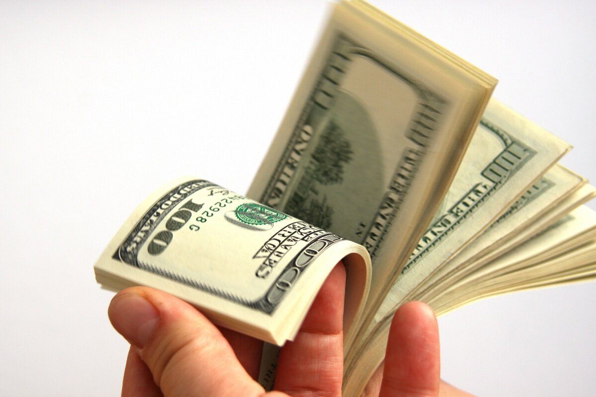 В XX веке психологи доказали, что зеленый цвет внушает людям доверие, уверенность и чувство оптимизма. Что как нельзя кстати для денег.