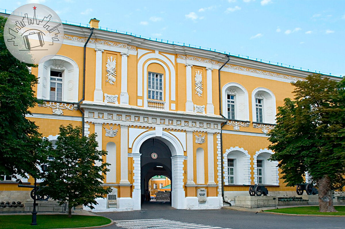 Здание арсенала в московском кремле фото