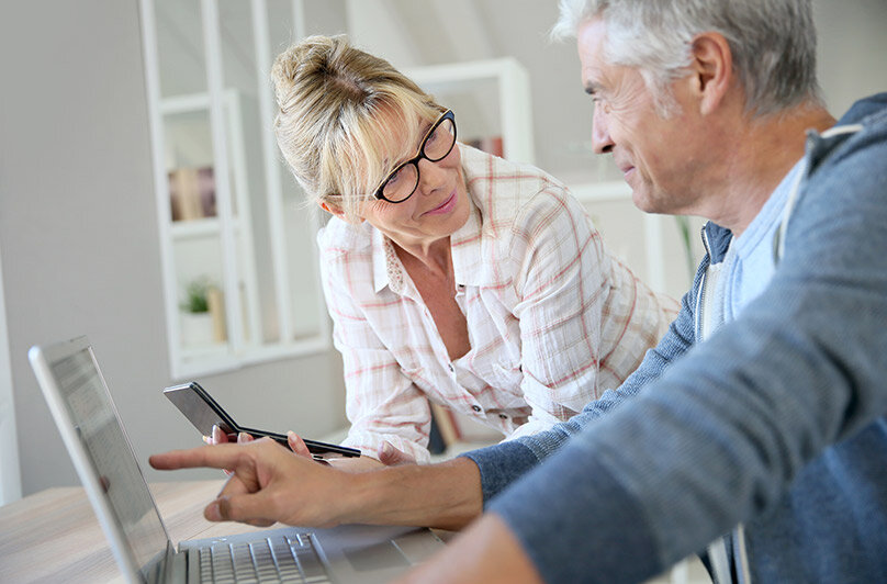 Пожилая женщина за компьютером. Женщина 40 лет за компьютером. Успешная женщина в возрасте. Работа с пожилыми людьми. Найти работу для женщины после 50 лет.