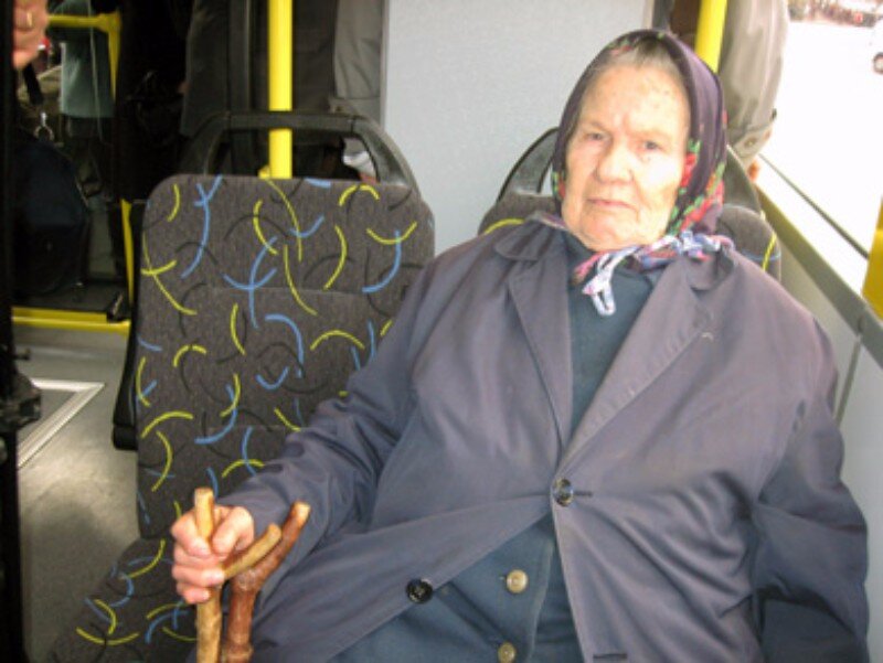 Тетка в автобусе. Бабка в трамвае. Бабушки в общественном транспорте. Бабушка в маршрутке. Бабки в троллейбусе.