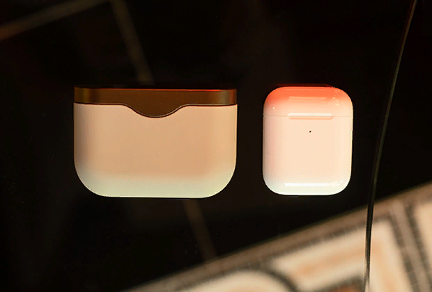 Кейс для наушников Sony в два раза больше, чем у AirPods (Фото: Юлия Воробьева)
