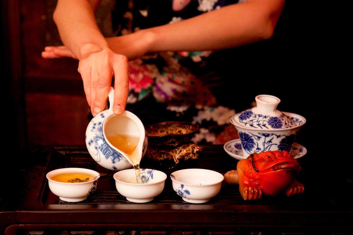 Зачем она делает это руками?)