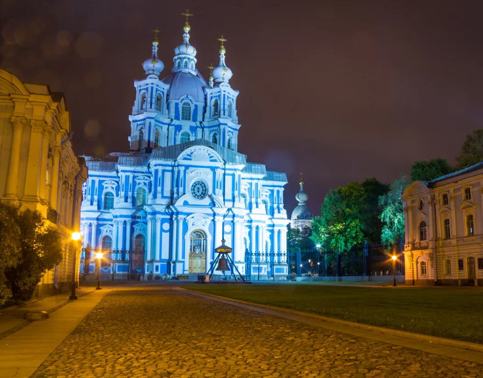 Смоленский храм в санкт петербурге. Смольный собор в Санкт-Петербурге. Храм Смольный собор Санкт-Петербург. Смольный и Смольный собор. Смольный собор православный храм.