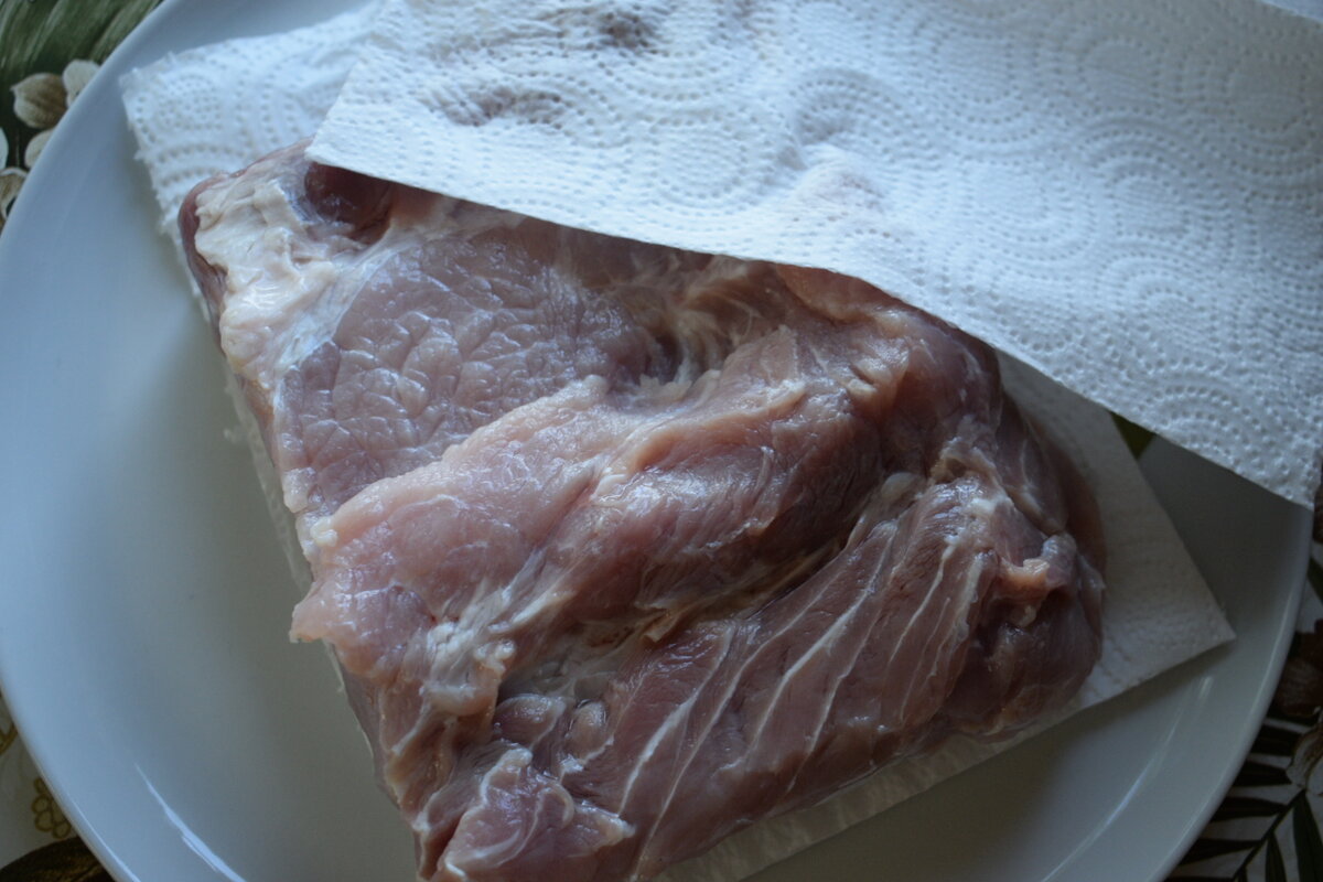 Убираем лишнюю влагу с мяса.