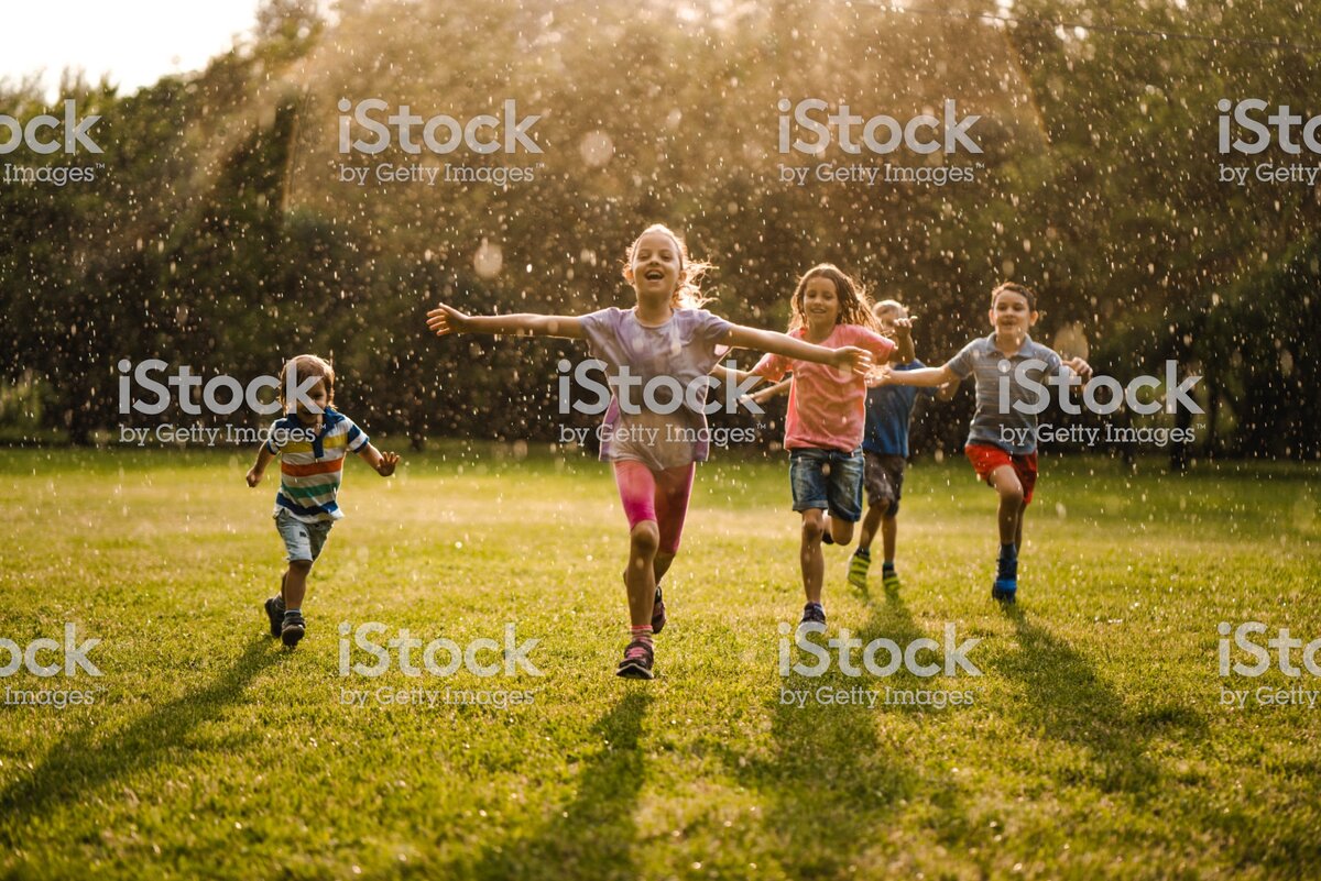 https://www.istockphoto.com/ru/%D1%84%D0%BE%D1%82%D0%BE/children-enjoying-running-in-the-nature-gm974704772-265156649