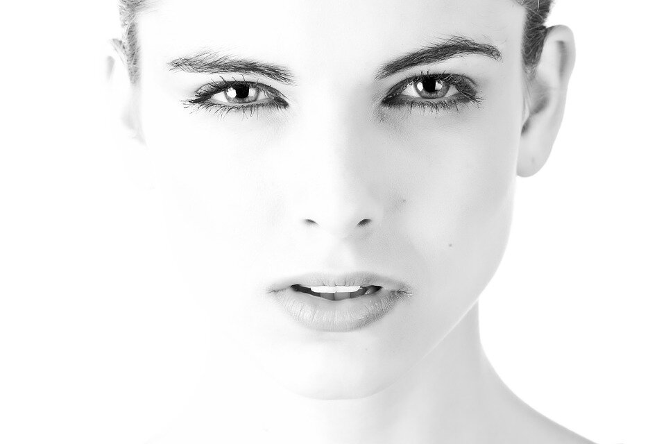 https://pixabay.com/photos/model-face-beautiful-2303361/