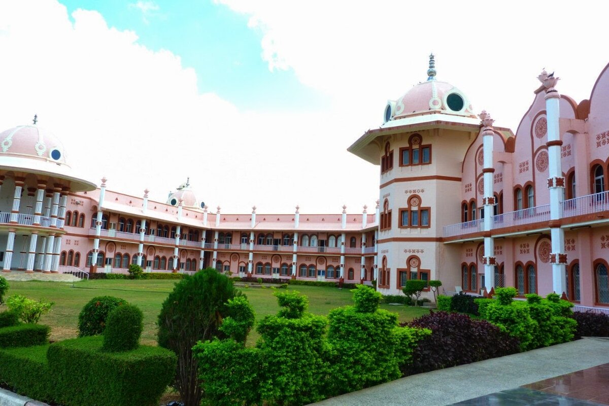 Территория ашрама. Источник ЯндексКартинки