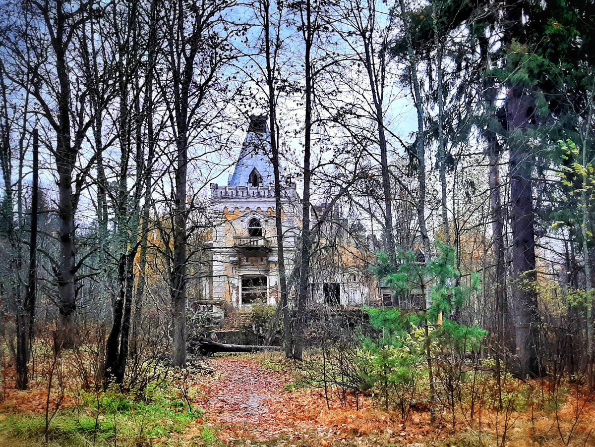 Дворец в готическом стиле в Ивановском-Овсеево. Моя фотография, октябрь 2019 г.