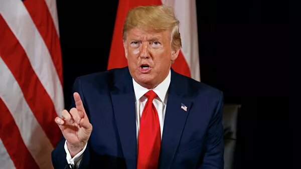  Президент США Дональд Трамп направил в день начала операции "Источник мира" на севере Сирии турецкому лидеру Реджепу Тайипу Эрдогану письмо с требованием "не подводить весь мир". Ниже приводится полное содержание послания:"Уважаемый господин президент:Давайте заключим хорошую сделку! Вы не хотите быть ответственны за убийства тысяч человек, и я не хочу нести ответственность за разрушение турецкой экономики — а я буду. Я уже показал, на что способен, когда дело касалось пастора Брэнсона (санкции США после ареста в Турции Эндрю Брэнсона обрушили курс турецкой лиры в 2016 году. — Прим. ред.) .Я приложил немало усилий, чтобы решить некоторые ваши проблемы. Не подводите весь мир. Вы можете заключить отличную сделку. Генерал Мазлум хочет вести с вами переговоры и готов пойти на серьезные уступки, на которые они никогда раньше не шли. На условиях конфиденциальности пересылаю Вам копию его письма, которое только что получил.История будет Вам благодарна, если вы все сделаете правильно и гуманно. А если не произойдет ничего хорошего, в истории вы останетесь дьяволом. Не стройте из себя крутого парня. Не будьте дураком.Я свяжусь с Вами позже.С уважением, Дональд Трамп".Письмо президента США Дональда Трампа президенту Турции Реджепу Тайипу Эрдогану В США демократы резко раскритиковали послание. Они назвали письмо "совершенно жалким"."Буду честен. Сначала я увидел это в Сети. Я действительно подумал, что это пранк, шутка, что это не могло быть написано в Овальном кабинете", — сказал конгрессмен Майк Куигли во время интервью CNN.По словам турецкого политолога Айдына Сезера, письмо Трампа Эрдогану вызывающее и оскорбительное, но оно не окажет негативного влияния на отношения между странами.12:48В Кремле назвали тон письма Трампа Эрдогану необычным Руководитель Центра исламских исследований Института инновационного развития Кирилл Семенов отметил, что американский лидер не до конца осознавал, насколько далеко готов зайти Эрдоган в борьбе против курдов из Сирийских демократических сил (СДС).По его словам, Трамп попытался призвать стороны к переговорам: "Но переговоры могли затянуться, а Эрдоган не готов был ждать".В свою очередь, координатор ближневосточных проектов Российского совета по международным делам Руслан Мамедов выразил мнение, что письмо слили, чтобы "оседлать волну со стороны американских конгрессменов", требующих наказать Эрдогана и остановить операцию."Президент США хотел показать себя миротворцем, и что не приемлет никаких конфликтов. Это создает информационный шум и играет на руку Трампу. Получается, что в этом шуме президент США тоже на стороне сил добра, выступающих против войны, а значит негативная оценка его действий — сбивается".Федор Лукьянов, главный редактор журнала "Россия в глобальной политике" подчеркнул, что Трамп недооценил воинственный настрой Анкары и возможные последствия.По его словам, Трамп фактически сам позволил Анкаре начать операцию своим решением о выводе американских военных из Сирии, а теперь грозит Эрдогану карой."Все это за пределами рационального объяснения".Ранее Турция объявила о проведении на севере Сирии операции "Источник мира" с целью создания буферной зоны. Дамаск назвал это агрессией, мировое сообщество также осудило действия Анкары. Тринадцатого октября по соглашению с курдами Сирия направила войска на север страны, чтобы оказать противодействие турецкой армии. 