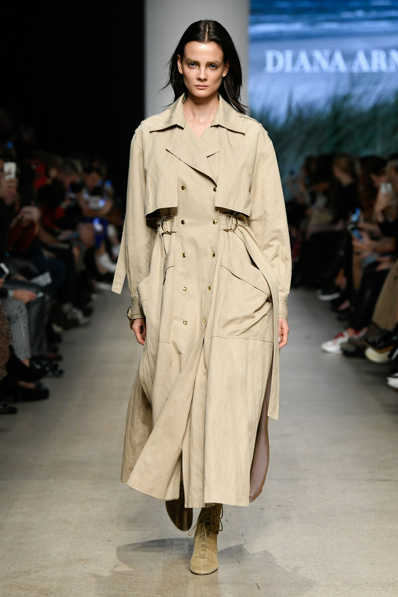 Обратите внимание на длину. Макси и миди в такой интерпретации смотрятся очень модно и современно.