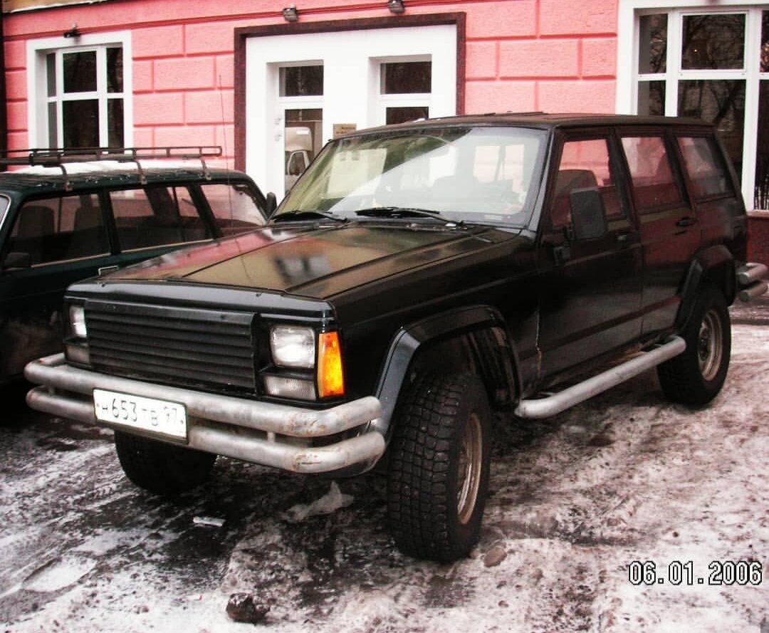 В далёком 2006 у меня был такой аппарат, в народе "кирпич", а по правильному Jeep Cherokee, но это не просто джип, это был броневик. Бампера и пороги сварены из водопроводной трубы и приварены были жёстко к раме, можно было парковаться до характерного стука. Зеркала стояли от УАЗа, а бойницы на стеклах были заклеены пленкой, чтобы не привлекать внимания. ( Для тех кто не в курсе, бойницы это такие отверстия, через которые можно изнутри отстреливаться) Какой был вес у аппарата не известно, но 3х тонный подъемник поднимал его очень тяжко. 