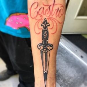 Чёрно-белая татуировка «кинжал» на предплечье