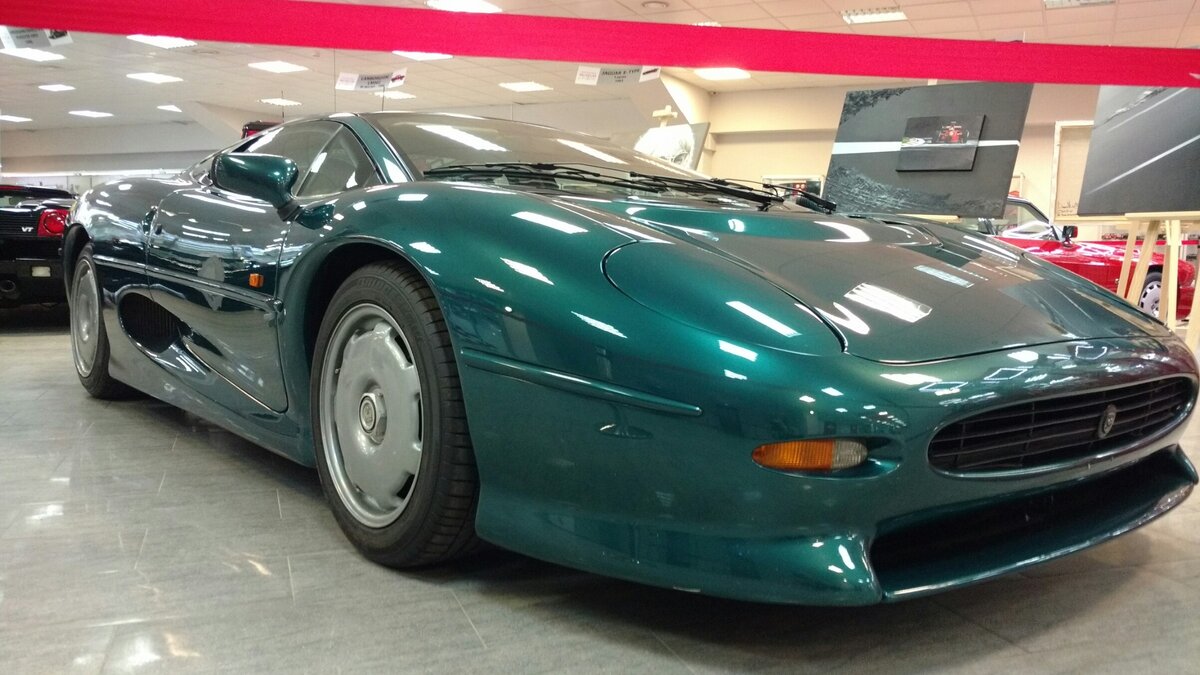 Ягуар xj220