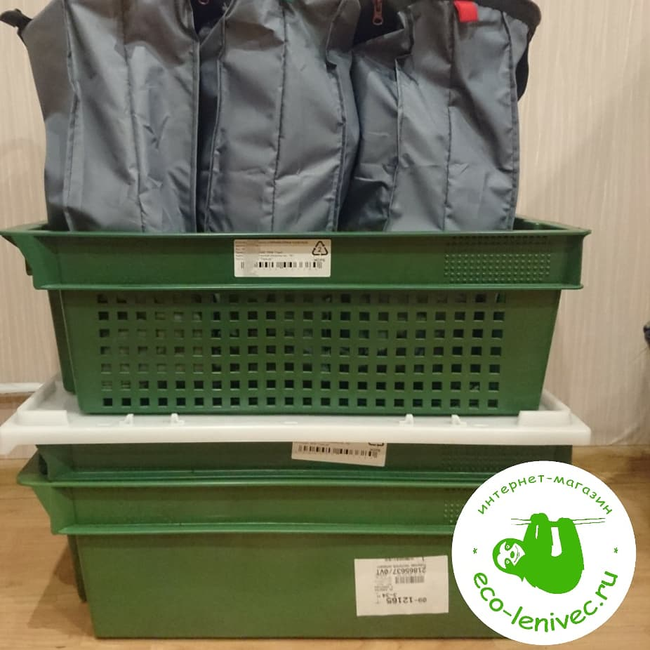 Для вермикомпостреа мне хватило одного перфорированного ящика и ящика сплошного. Сумки для раздельного сбора, которые стоят в верхнем ящике, мне сшила velonosok. 