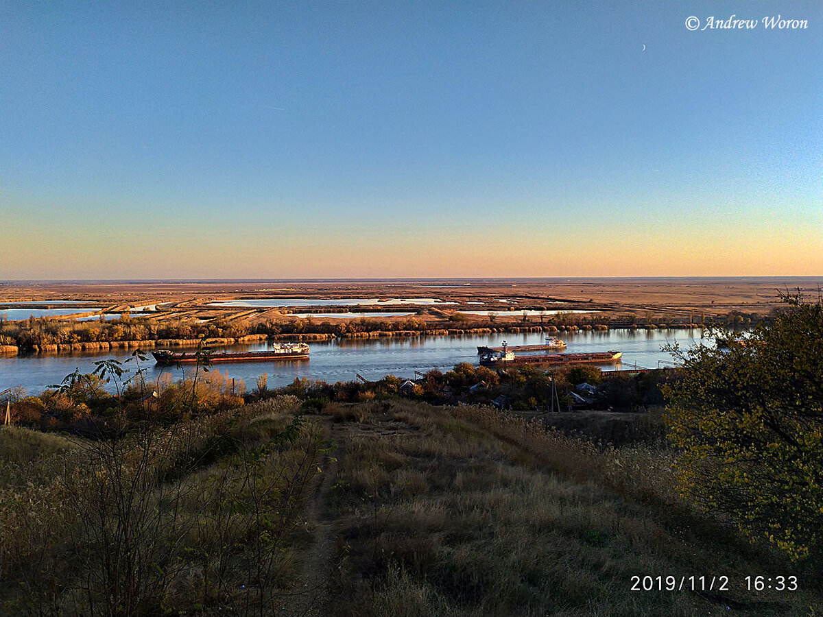 Тропинка с холма, в сторону реки, к роднику в овраге