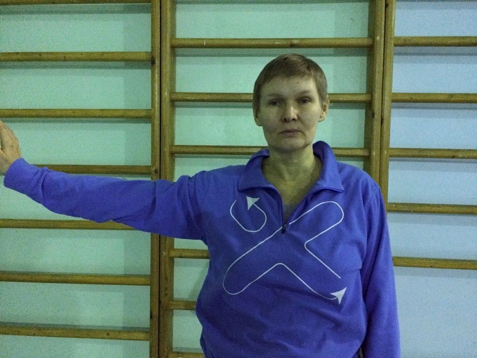 Исправленное и обычное положение плеч