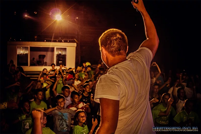 Детская дискотека лагерь. Прощальная дискотека в лагере. Дискотека в лагере. Детская дискотека лагерь. Дети на дискотеке в лагере.