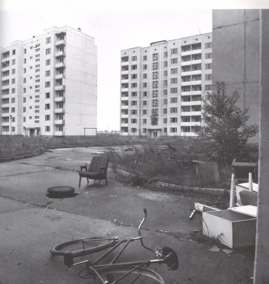 Узнал, кто и зачем выкидывает мебель из окон квартир Припяти спустя 33 года после аварии!