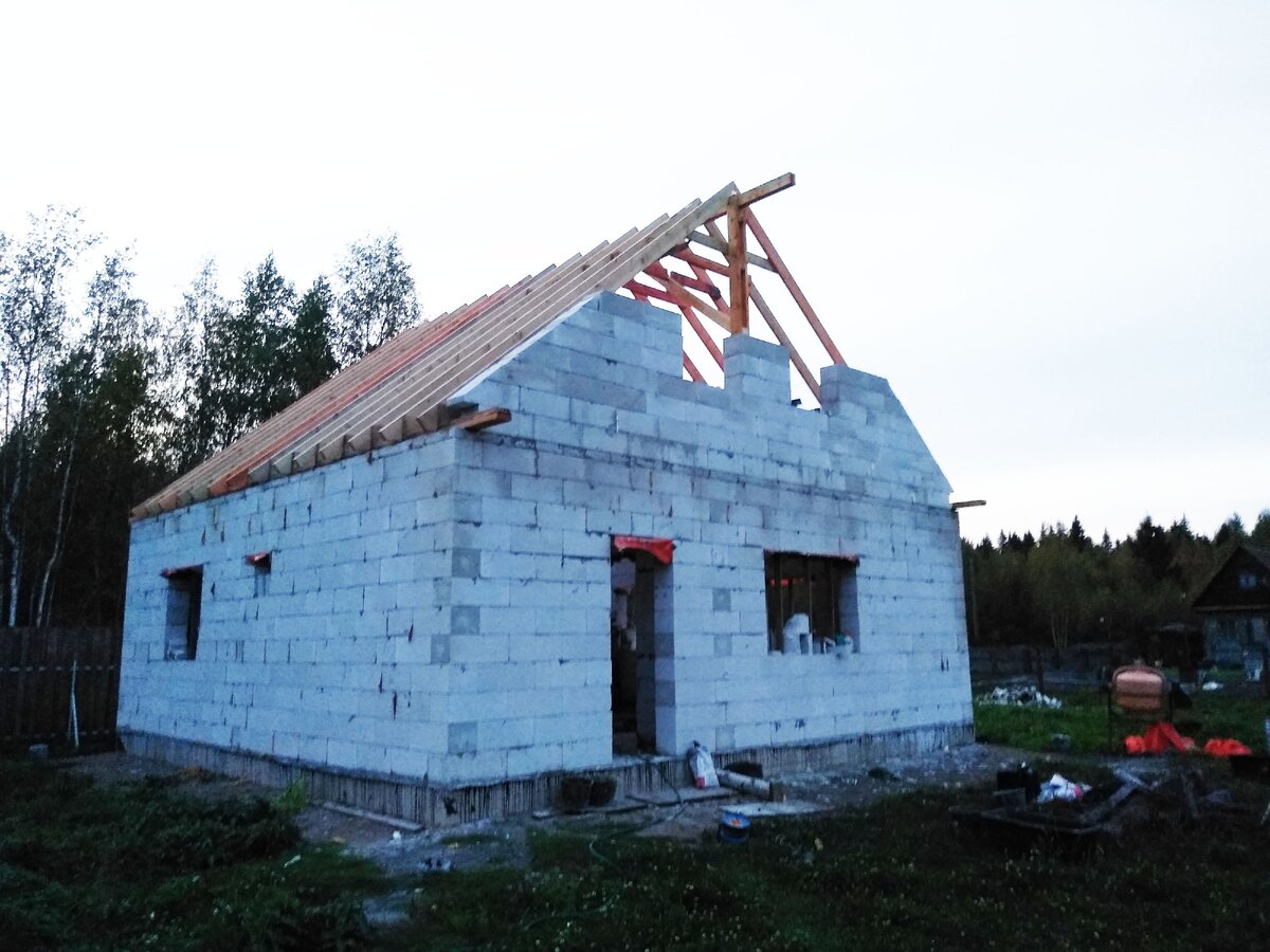Стропильные системы двухскатной крыши на доме из газобетона