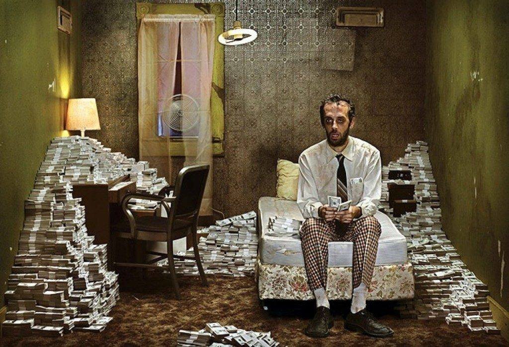 Даже если предположить что вам удалось заработать триллионы , дальше что!? Что с ними делать, а дальше открывается вседозволенность человека, он уже не знает куда их тратить, и человек плывет в бездну, и в душевное одиночество, удивить больше нечем не интересно  ничего, все уже пройдено дальнейший путь один. И стоила ли этого всего. Картинка взята с яндекс.