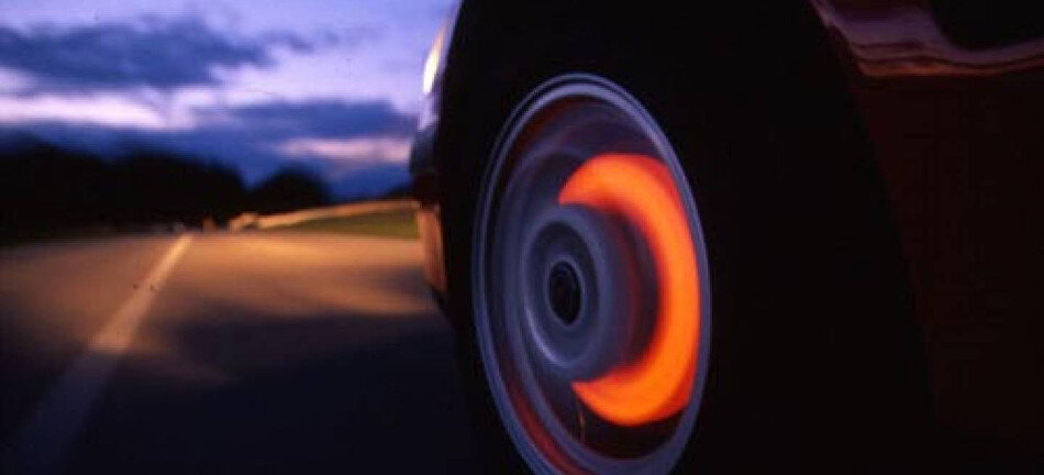 На высоких скоростях можно тормозить сразу