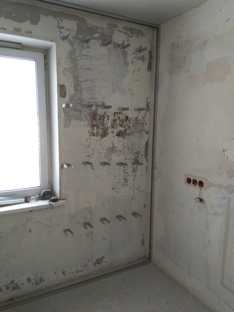 ... и справа. Отмеряем расстояние от стояка отопления и крепим направляющие профили по периметру, как на фото. Принимаем во внимание, чтобы стоечный профиль не упирался в трубы отопления. 